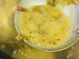 21、炖草鱼,撇去浮沫；