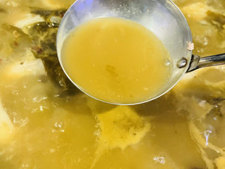 24、炖草鱼,加味精的时候也不用搅动鱼，直接用汤汁融化，然后加入烫里，舀汤汁浇鱼上面；