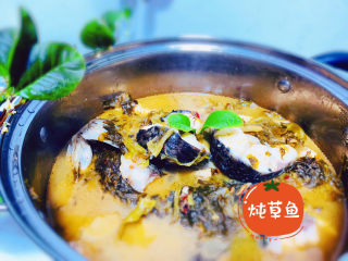 25、炖草鱼,调完味道，端起锅把鱼倒入大盆里，这样可以保持鱼块的完整性，鱼也很入味，炖草鱼完成了！
