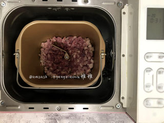 4、叉烧肉酱,一开始是加热，加热期间把肉烘焙出油，一面受热均匀，这时肉出油了