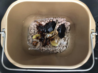 7、叉烧肉酱,翻炒至肉丁明显缩小，这时可加入，生抽5克叉烧酱40克 蚝油10克蜂蜜15克，继续翻炒均匀，翻炒入味