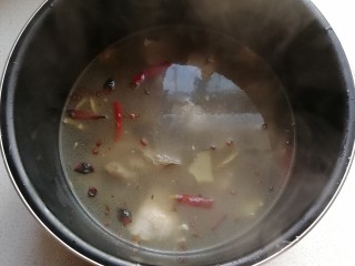 9、寒冬暖食~胡萝卜羊肉砂锅煲,再将烧开的羊肉倒入高压锅内，压制20分钟；