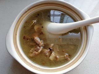 13、寒冬暖食~胡萝卜羊肉砂锅煲,把压好的羊肉从高压锅内倒入砂锅里，调入适量盐，生抽和老抽；