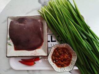 1、韭菜炒猪肝,准备食材。