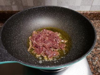 7、韭菜炒猪肝,放入猪肝翻炒变色断生。