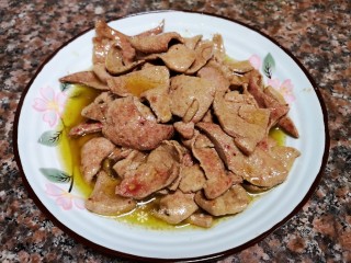 8、韭菜炒猪肝,猪肝变色立即铲出锅。