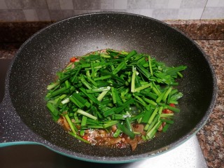 12、韭菜炒猪肝,放入韭菜翻炒片刻。