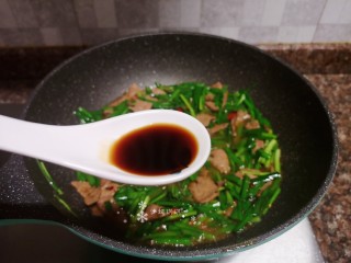 13、韭菜炒猪肝,倒入适量生抽翻炒均匀。