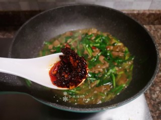 15、韭菜炒猪肝,放入适量老干妈油辣椒翻炒均匀即可出锅。