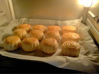 10、金沙奶黄月饼,如图烤箱预热180烤5分钟取出凉一会再刷上一层薄薄的蛋液继续烤15分钟