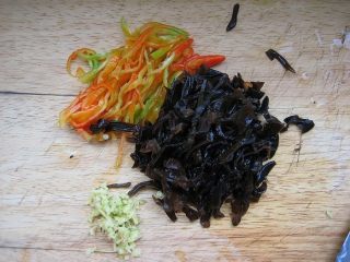 4、鱼香素肉丝：用素食材做出肉滋味的下饭利器,尖椒洗净切丝，水发木耳洗净切丝。