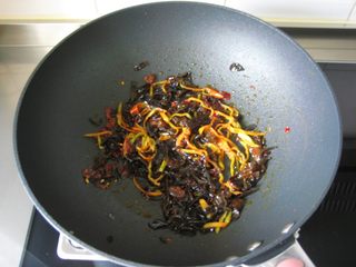 6、鱼香素肉丝：用素食材做出肉滋味的下饭利器,放入尖椒丝和木耳丝炒匀。