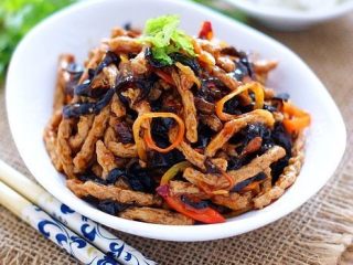 13、鱼香素肉丝：用素食材做出肉滋味的下饭利器,离火盛入盘中即可，配米饭相当可口。