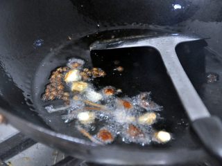 4、孜然土豆条,用炸土豆的油，重新将油烧至6成热，倒入花椒、八角、山奈。