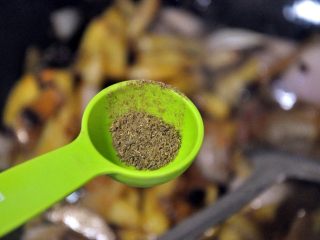 11、孜然土豆条,倒入少量的孜然粉，翻炒均匀，入味即可起锅
