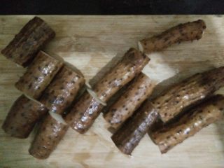 1、双色山药糕,山药洗净切段。