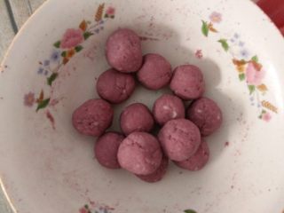 8、双色山药糕,分成每个15克的小份，揉圆。