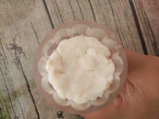 11、双色山药糕,再取一个白色圆球放入模具中，用手稍微压扁。