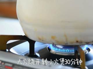 4、排骨玉米汤—话说没有汤怎么开饭？,大火烧开，转小火煲30分钟。