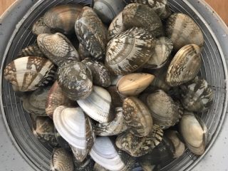 2、超下饭的油爆花蛤,然后捞出沥干