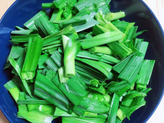 2、蒜苗炒腊肠,将蒜苗切成3-4厘米的段儿。