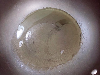 5、蒜苗炒腊肠,锅中倒入油，加热至5成热。