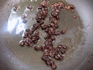 6、蒜苗炒腊肠,放入花椒、豆豉煸香。