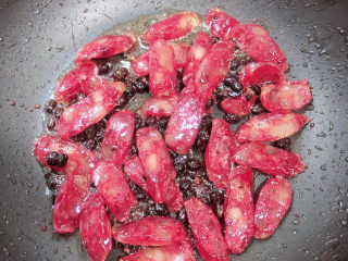 8、蒜苗炒腊肠,腊肠炒出油后，可以放蔬菜了。