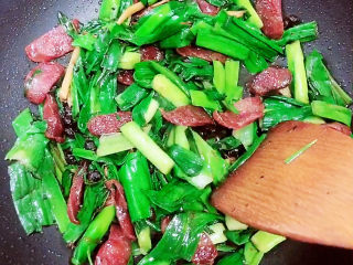 13、蒜苗炒腊肠,可以出锅喽！