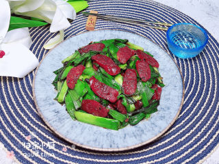 14、蒜苗炒腊肠,一盘咸香的蒜苗炒腊肠就上桌了！