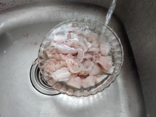 2、酸汤牛蛙,将剁好的牛蛙冲水，漂洗血水。