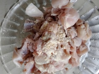 8、酸汤牛蛙,漂洗好的牛蛙用吸水纸吸干水分，加入适量盐，胡椒粉，鸡精抓浆。