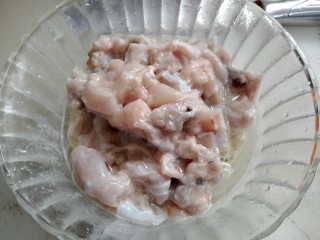 9、酸汤牛蛙,抓的黏糊糊时候放入半个蛋清抓一抓，加入适量山芋淀粉。浆好以后放点色拉油。放在一边冷静冷静十五分钟。