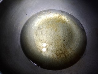 10、酸汤牛蛙,锅烧热，加入适量色拉油。