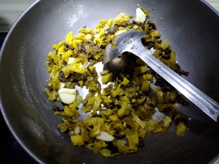 14、酸汤牛蛙,再放入酸菜，炒香。