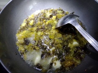 15、酸汤牛蛙,然后放入适量水，盐，鸡精，白胡椒粉，一大勺泡椒水。大火煮沸转中火煮两分钟。让酸菜的味道充分发挥。最后把酸菜用过滤网捞起来放在碗底。