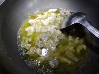 16、酸汤牛蛙,将过好油的牛蛙放入酸菜汤里。大火煮沸片刻就好了。直接装盘。