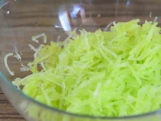 1、凉拌鸡丝—夏天就爱吃点清淡爽口的,莴笋擦成细丝,加入1勺盐,拌匀腌制约10分钟。