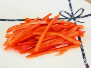 2、凉拌鸡丝—夏天就爱吃点清淡爽口的,红椒切丝。