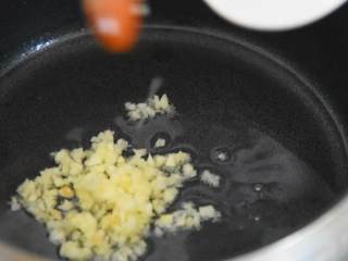 6、凉拌鸡丝—夏天就爱吃点清淡爽口的,锅中加入2大勺油,再倒入蒜末炒至微黄。