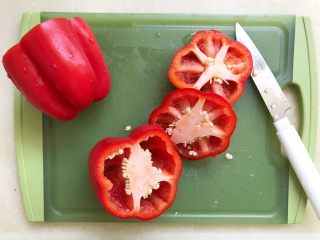 1、灯笼椒米片盅,灯笼椒洗净,按照1:4 左右的高度比例切开,小的一边留当盖子。里面的籽和连接部分椒肉取出,以便盛放更多的馅料。