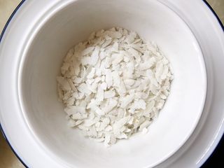 2、灯笼椒米片盅,米片儿倒在碗里