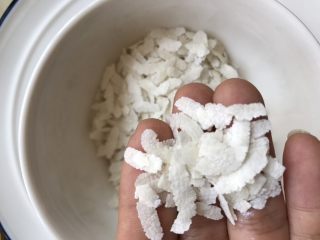 3、灯笼椒米片盅,再拍一张近距离米片特写。 米片的材料是印度的大米,是把大米压成片,做的时候稍微泡水发涨就可以,米片很好处理,也很好做,时间短,也容易消化。