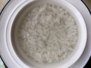 4、灯笼椒米片盅,防水进去,3-4分钟就开始发涨。倒干净水后备用