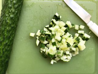 5、灯笼椒米片盅,半根黄瓜切钉待用,黄瓜主要是增加脆脆的口感,又营养。