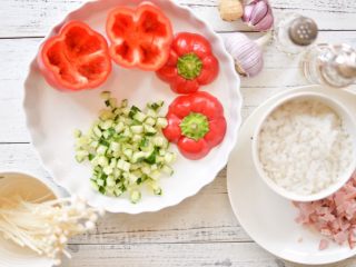 6、灯笼椒米片盅,食材一览图:金针菇洗净切成和黄瓜丁大小,培根也是。如果爱吃素食的小盆友可以去掉培根