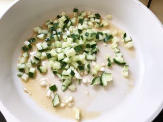 7、灯笼椒米片盅,锅中火预热1分钟,等水分蒸发后放入香油或者橄榄油。 30秒后放入大蒜丁,黄瓜丁,洋葱丁等。最后放入培根丁,加生抽3ml,炒香盛出。