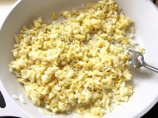 9、灯笼椒米片盅,搅拌均匀之后加盐少许。继续炒。整个米片炒的过程2-3分钟。