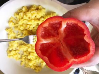 10、灯笼椒米片盅,开始装馅料。