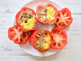 11、灯笼椒米片盅,可以按照个人思路,一层米片一层各种丁,也可以底部米片,顶部各种丁。